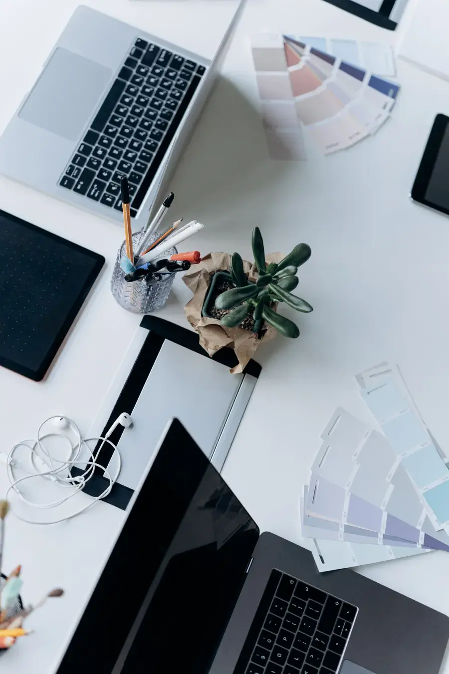 Webdesign-Arbeitsplatz mit Laptops und Farbpaletten – Webdesign aus Graz